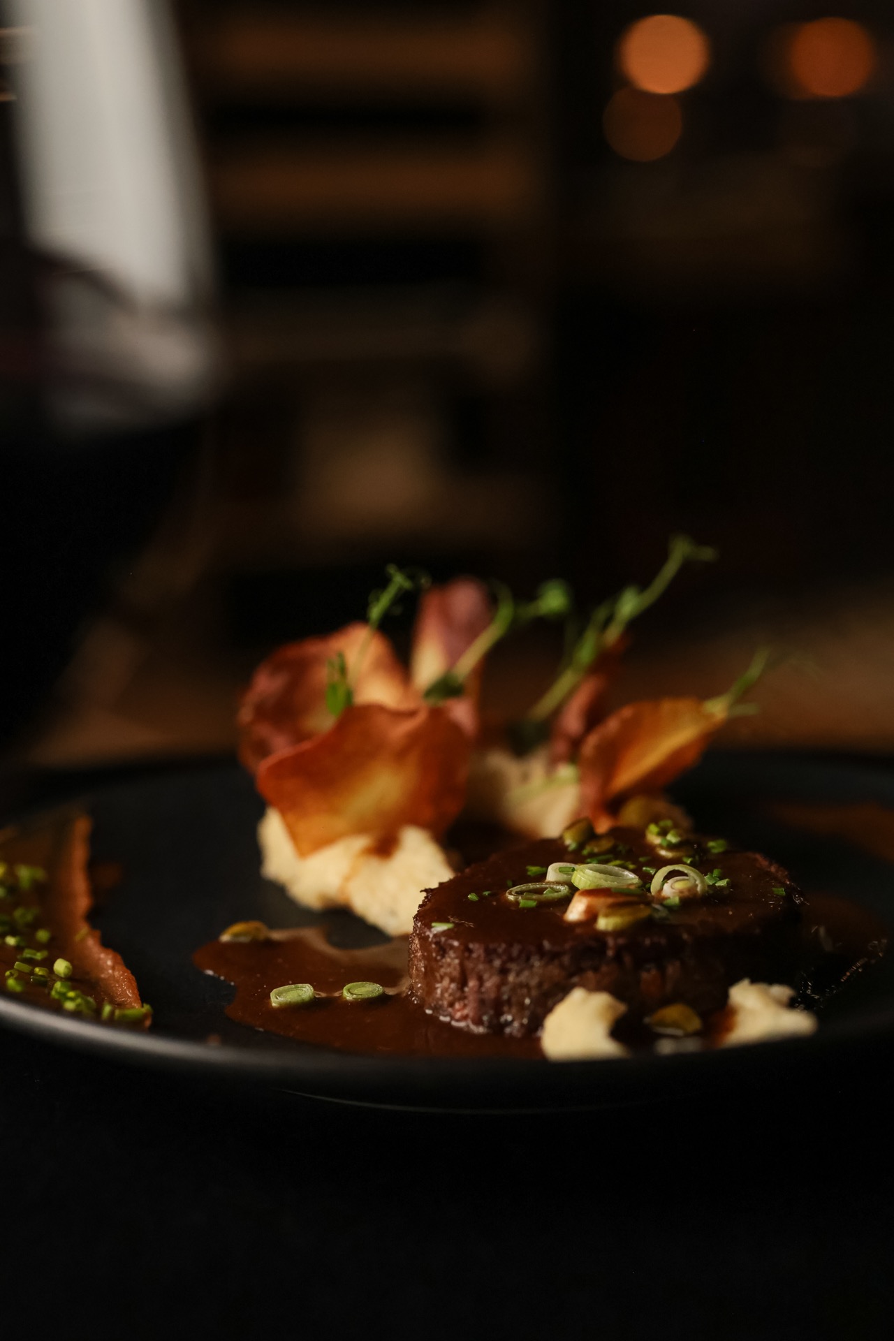 Piece de viande braisee, pistache et jus reduit