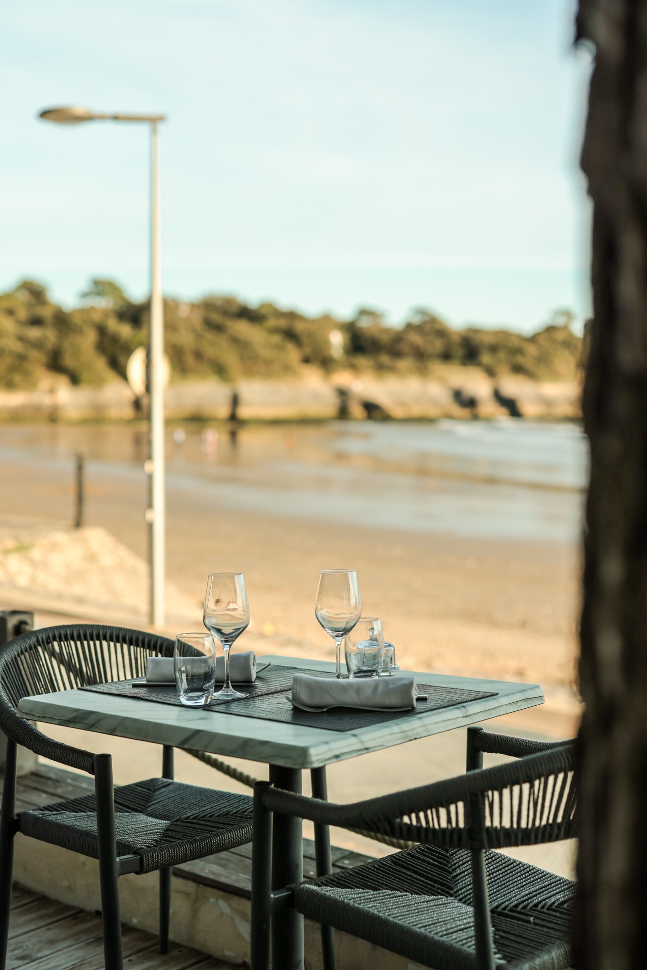 Table dressee face a la plage