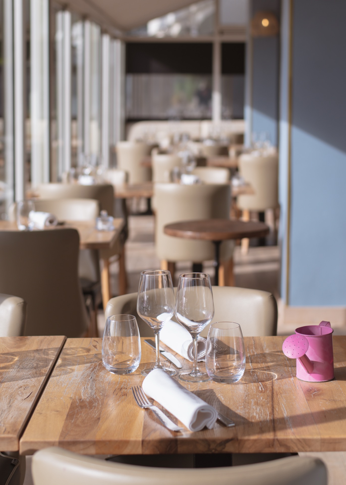 Table dressée avec vue sur l'océan au restaurant L'Arrosoir